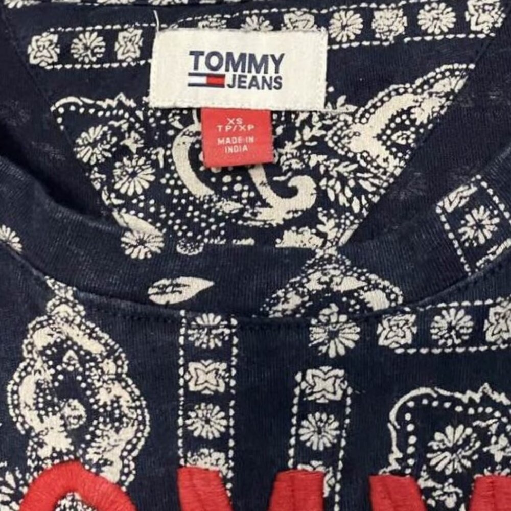 2 for $20 Tommy Jeans Bandana Print Logo Tee Navy Blue Graphic T-Shirt Size XS - Picture 8 of 12